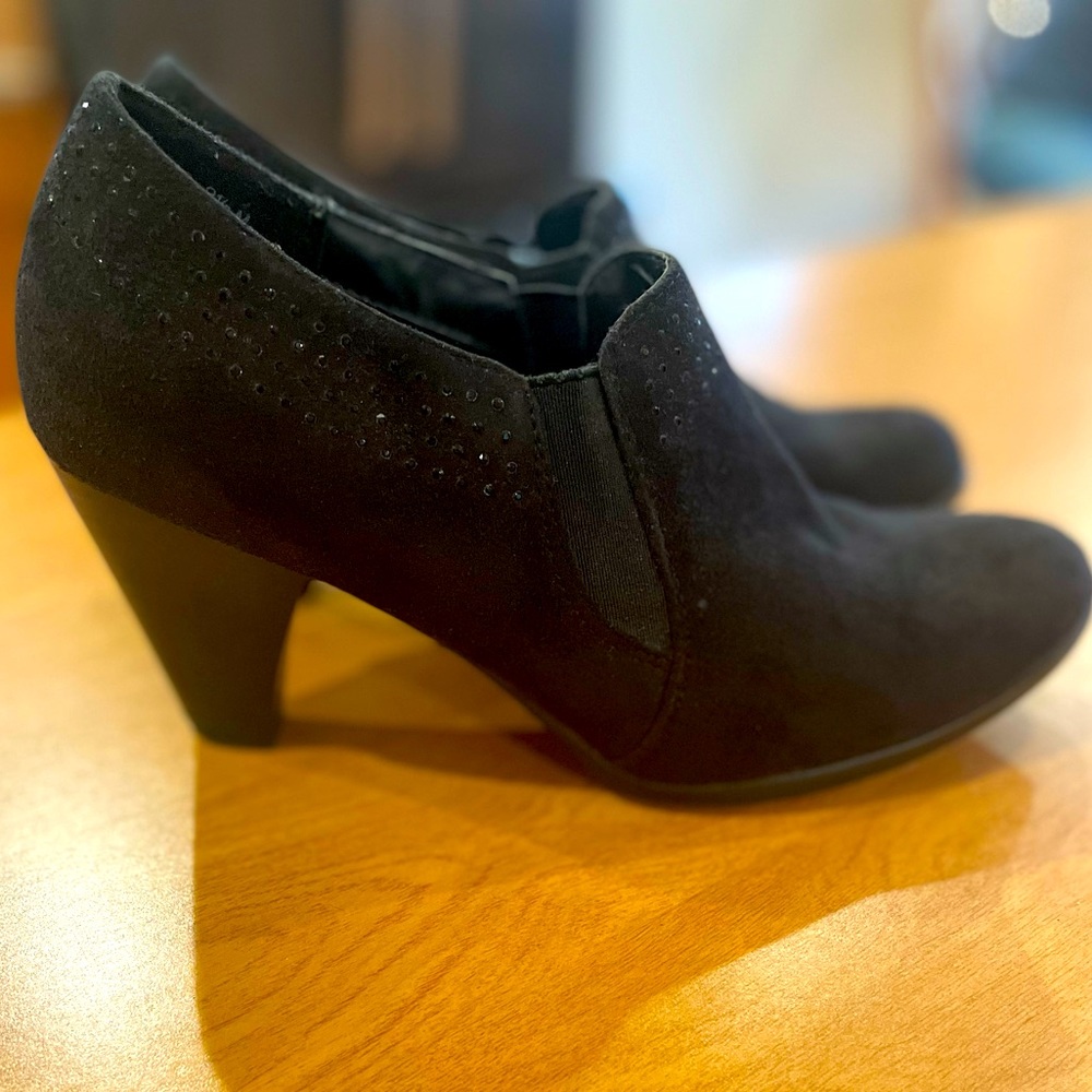 Size 8.5 Women’s black ankle boot. Laura Ashley